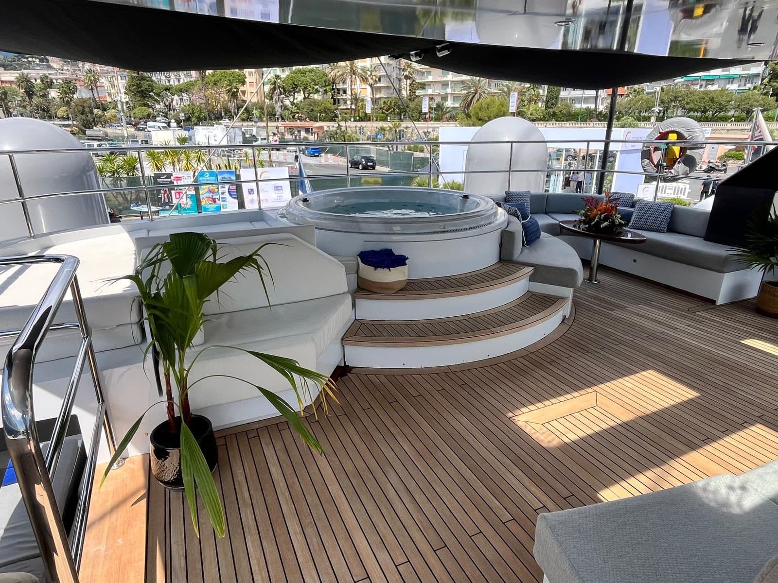 Flybridge wide view